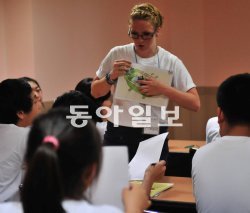 청소년들이 교회가 운영하는 교육관에서 원어민 교사의 도움을 받으며 공부하고 있다. 동일교회 제공