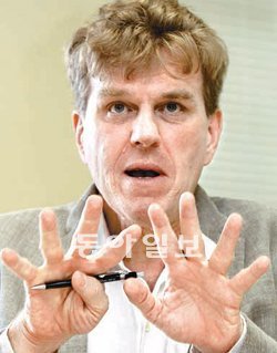 ‘자본주의 구하기’ 한국어판 출간에 맞춰 내한한 에리크 링마르 교수. 김미옥 기자 salt@donga.com