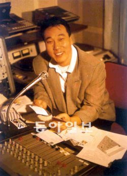 작곡가 이영훈과 작업한 첫 앨범 ‘난 아직 모르잖아요’를 내기 전까지 이문세는 가수보다는 라디오 DJ로 더 알려졌다. 동아일보DB
