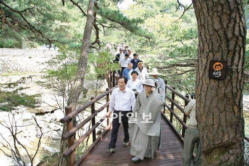 16일 오후 경남 합천군 홍류동 계곡에서 열린 ‘해인사 소리길’ 개통식이 끝난 뒤 하창환 합천군수(왼쪽)와 스님들이 탐방을 하고 있다. 소리길을 걸으면 물소리, 바람소리는 물론이고 ‘세월가는 소리’까지 들을 수 있다고 한다. 합천군 제공