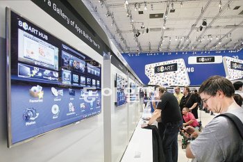 9월 초 독일 베를린에서 열린 가전전시회 IFA 2011의 삼성전자 전시장에서 관람객들이 삼성 스마트 TV를 통해 다양한 콘텐츠를 체험하고 있다. 삼성전자 제공