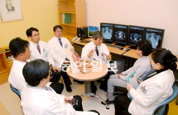 삼성서울병원 폐암센터 치료팀이 환자(오른쪽에서 두 번째)에게 진단 결과와 치료법을 설명하고 있다. 삼성서울병원 제공