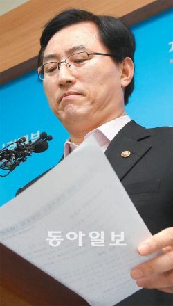 침통한 최 장관 최중경 지식경제부 장관이 18일 정부과천청사에서 기자회견을 열어 정전사태의 원인 등에 대해 설명했다. 최 장관은 자신의 거취와 관련해서는 “자리에 연연하지 않고 재발 방지대책을 마련하는 것이 공직자의 도리라고 생각한다”고 말했다. 과천=장승윤 기자 tomato99@donga.com