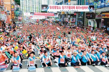 “태백시민 생존권 보장하라” 태백지역현안대책위원회는 20일 국회의사당 앞 광장에서 대정부 상경투쟁을 벌인다. 이달 1일 태백시 중앙로에서 열린 태백시민 생존권 수호 대정부투쟁 총궐기대회. 태백시 제공