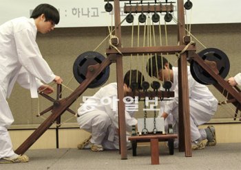 하나고와 마포고 학생들이 19일 ‘융합교육과정을 적용한 수원화성 연구결과’ 발표회에
서 직접 만든 거중기를 시연하고 있다. 하나고 제공