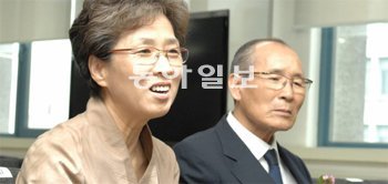 2009년 300억 원 상당의 부동산을 KAIST에 기부한 김병호 서전농원 대표(오른쪽)와 남편에 이어 50억 원을 학교에 기부한 김삼열 여사가 19일 서울 동대문구 회기로 KAIST 서울캠퍼스에서 열린 발전기금 약정식에서 기부 취지를 설명하고 있다. KAIST 제공