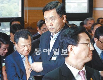 국감 출석한 전력 책임자 3인 19일 국회 지식경제위원회 국정감사에 참석한
염명천 전력거래소 이사장(가운데)과 최중경 지식경제부 장관(오른쪽), 김중겸 신임 한
국전력 사장의 표정이 굳어 있다. 전영한 기자 scoopjyh@donga.com