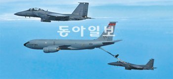 공군, 우리 영공에서 첫 공중급유 훈련 공군 F-15K 전투기가 16일 서해 상공에서 미군 공중급유기 KC-135로부터 연료를 제공받고 있다. 한국 영공에서 처음으로 실시된 공중급유 훈련이다. 위쪽은 다음 급유를
위해 대기하고 있는 또 다른 F-15K 전투기. 미 공군의 협조를 받아 실시되는 이번 공중급유 훈련은 30일까지 이어진다. 공군 제공