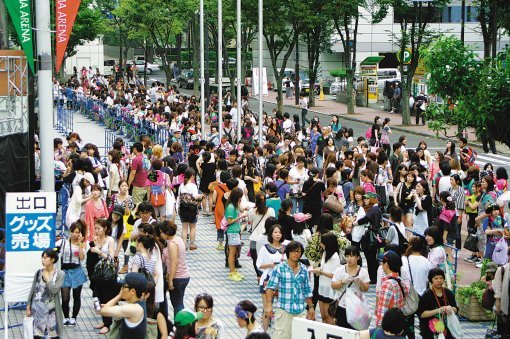 그룹 투애니원의 일본 첫 단독 콘서트장인 일본 요코하마의 요코하마 아레나 앞에서 팬들이 입장을 기다리며 줄지어 서있다. 19일과 20일 공연을 펼친 투애니원은 이달 말과 10월 초에도 일본에서 공연을 펼친다. 사진제공｜YG엔터테인먼트