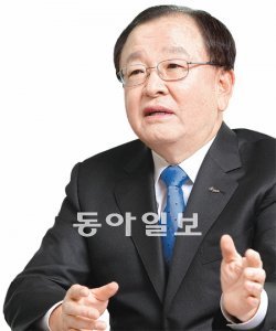 강만수 산은지주 회장은 “은행들이 지나치게 국내 경쟁에만 주력해서는 금융산업 발전을 도모할 수 없다”며 “합병을 통해 덩치를 키워야 한다”고 메가뱅크의 필요성을 거듭 강조했다. 산은금융지주 제공