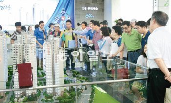 부산·울산·경남지역에서는 올해 상반기 뜨거웠던 신규 분양 아파트 청약 열기를 하반기까지 이어가기 위해 건설사들이 신규 분양을 계속할 예정이다. 최근 부산 사하구 다대동에서 분양한 ‘다대 롯데캐슬 블루’ 본보기집에 방문객들이 몰려 있다. 롯데건설 제공