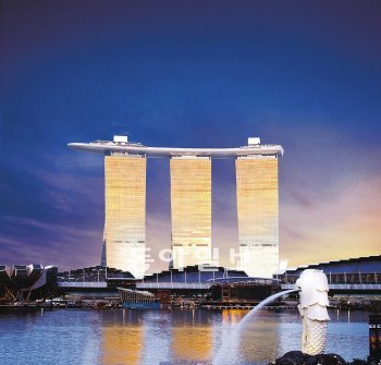 쌍용건설은 들 입(入)자 구조의 고난이도 건물인 싱가포르 ‘마리나베이 샌즈 호텔’을 성공적으로 완성해 해외 건설업계에서 높은 평가를 받았다.