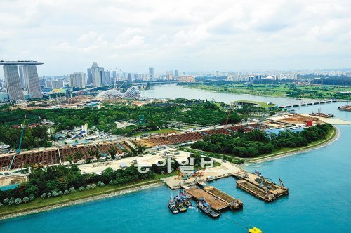 삼성물산이 싱가포르에 건설 중인 ‘마리나 해안 고속도로’ 483공구 공사 현장 전경.