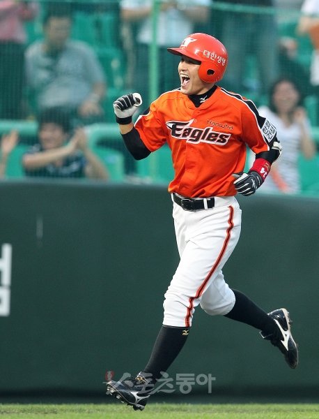 11년 전 힘겹게 연습생으로 프로구단에 들어갈 수 있었다. 프로라는 정글에서 살아남았고 서른이 넘어 3할 타자로 거듭났다. 이제 
새로운 목표는 유격수 골든글러브. 연습생 신화가 많은 한화에서 이대수는 또 한번 땀의 기적을 꿈꾸고 있다. 스포츠동아 DB