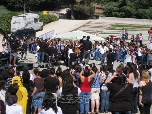 스페인 마드리드 티에르노 갈반공원 야외공연장에서 열린 2011 K-POP(케이팝) 커버댄스 페스티벌에 몰려든 유럽의 팬들. 현지에서 일고 있는 케이팝 열기가 뜨거움을 보여주고 있다. 이번 페스티벌에 참여한 비스트에 팬들이 환호하고 있다. 아래 작은 사진은 영국에서 날아온 모녀 케이팝 팬, 재키 밀맨(오른쪽)과 딸 페이지. 마드리드(스페인)｜이해리 기자 gofl1024@donga.com 트위터@madeinharry