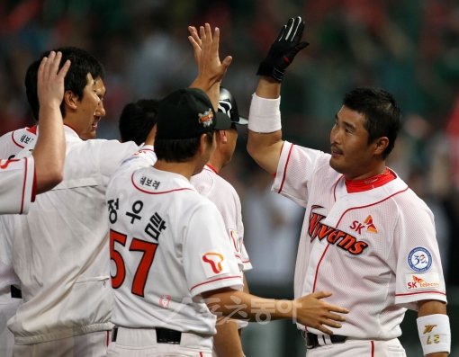 SK 주장 이호준(오른쪽). 스포츠동아DB.