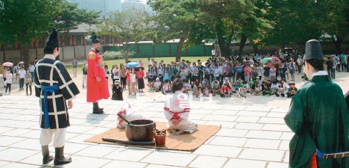 17일 오전 11시 서울 경복궁 수정전 앞에서 세조와 성삼문, 박팽년으로 분장한 배우들이 당시 상황을 재연하고 있다. 이동영 기자 argus@donga.com