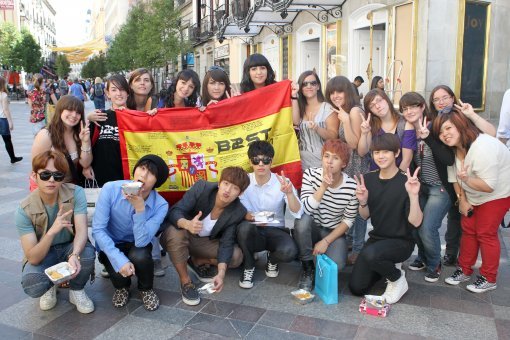 ‘팬들과 하나되어.’ 스페인에서 케이팝 공연을 마친 그룹 비스트가 마드리드 중심가 마요르 광장에서 팬들과 만나 사진촬영을 함께 하고 있다. 사진제공｜한국방문의해위원회