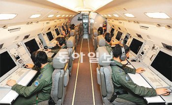 공중조기경보통제기 E-737 1호기에 탑승한 공군 제51항공통제비행전대 소속 통제사들이 각종 프로그램을 시험 작동해보며 기능점검을 하고 있다. 공군 제공