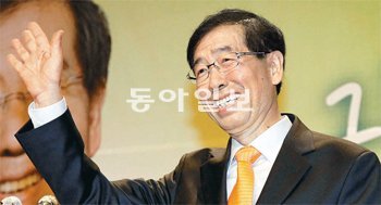 박원순 변호사가 21일 서울 용산구 백범기념관에서 열린 서울시장 보궐선거 출마 선언 기자회견에서 손을 들어 인사하고 있다. 회견
에는 시민단체 관계자와 지지자들이 몰렸으나 정치권 인사들은 보이지 않았다. 전영한 기자 scoopjyh@donga.com