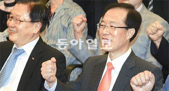 이석연 변호사가 21일 서울 중구 한국프레스센터에서 열린 보수성향 시민사회단체의 서울시장 후보 추대식에서 주먹을 힘껏 쥐며 출마 의사를 밝히고 있다. 왼쪽은 박세일 한반도선진화재단 이사장. 신원건 기자 laputa@donga.com