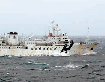 2006년 독도 해류조사에 나섰던 해양 관측선 해양2000호. 동아일보DB