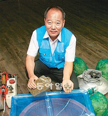 ‘모기박사’ 장순식 씨가 강남구 보건소에서 그동안 개발해온 부유식 모기 유충 방제기와 부유식 방충망 등을 소개하고 있다. 강남구 제공