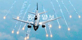 “북한군 움직임 한눈에” 공중조기경보기 1호 공군 품으로 공군이 21일 경남 김해기지에서 공중조기경보통제기인 E-737 ‘피스아이’(평화감시자)를 미국 보잉사로부터 넘겨받았다. E-737이 적의 미사일
공격을 피하기 위해 강력한 불꽃을 발생시키는 기만장치를 발사하고 있다. 내년부터 E-737이 작전에 투입됨에 따라 한반도 전역의 공중과 해상 표적에 대한 집중 감시가 가능해졌다. 공군 제공