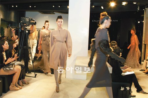 ‘도나카란 컬렉션’의 국내 첫 플래그십스토어에서 열린 2011년 가을 겨울 패션쇼. 무대 위를 미끌어지듯 걸어나온 모델들에게서는 품격 있지만 유혹적인 ‘여성의 힘’이 느껴졌다. SK네트웍스 제공