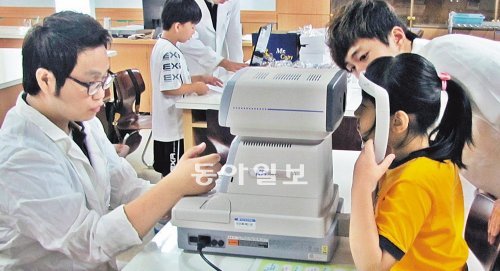 대구보건대에서 이 학교 안경광학과 학생들이 경북 구미에서 온 초등학생들을 대상으로 시력검사를 하고 있다. 대구보건대 제공