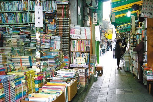 23∼25일 ‘책방골목문화행사’가 열리는 부산 중구 보수동 헌책방골목 전경. 동아일보 DB