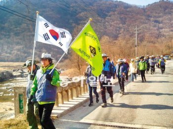 육군 학사장교 동문회원과 가족들이 3월 27일 강원 양구군 방산면 송현리 협동교 위를 건너고 있다. 육군 학사장교 총동문회 제공