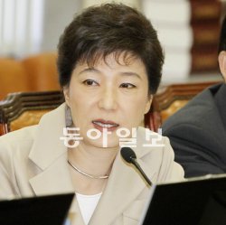 한나라당 박근혜 전 대표가 22일 국회에서 열린 기획재정위원회의 관세청과 한국 조폐공사에 대한 국정감사에서 질의하는 모습. 전영한 기자 scoopjyh@donga.com