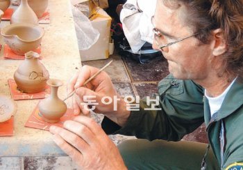 지난 비엔날레에서 한 외국인이 도자기에 그림을 그리고 있다. 한국도자재단 제공