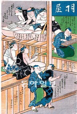 성도 없이 ‘이케이’라고만 알려진 작가의 1870년대 작품 웃통을 반쯤 벗은 남자 5명이 꼬치구이용 음식을 열심히 만들고 있다. 앞치마를 두르고 앉아있는 남자(오른쪽 위)는 주판을 두드리며 매상을 확인하는 중이다. 사뭇 진지하고 힘든 표정을 짓고 일하는 이들과 달리 밝은 표정을 하고 있다. 가게 매상이 제법 좋았나 보다. 이처럼 우키요에에선 당시 에도(도쿄)에 살았던 사람들의 일상 모습을 많이 발견할 수 있다.