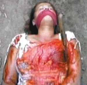 청부살인업자가 의뢰인을 속이기 위해 목표물이었던 여성의 왼쪽 겨드랑이에 칼을 끼워 넣고 가슴 부분에 토마토케첩을 뿌려 살해한 것처럼 위장한 사진. 데일리메일 홈페이지