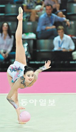 ‘리듬체조 요정’ 손연재가 21일 프랑스 몽펠리에에서 열린 세계선수권대회 예선에서 볼 연기를 하고 있다. 프리랜서 작가 안 비엣 카우 씨 제공