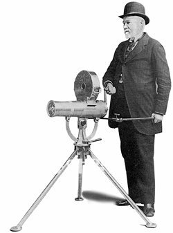 삼각대 위에 설치된 기관총을 작동해 보이는 리처드 개틀링. 그는 오로지 인명 살상용으로개발한 기관총인데도 자신의 발명품이 전쟁 참여 인원을 줄이는 데 기여할 것으로 믿었다. 플래닛미디어 제공