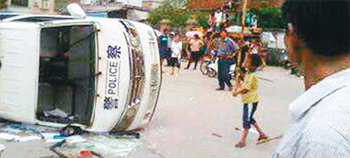 21일 중국 광둥 성 루펑둥하이에서 토지 수용에 항의하는 주민들이 경찰차를 뒤집어엎
는 등 격렬한 시위를 벌였다. 사우스차이나모닝포스트 홈페이지