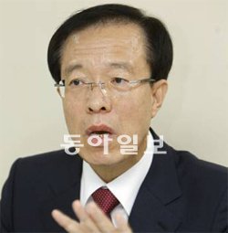 이석연 변호사가 23일 서울 영등포구 당산동 복지TV 건물에서 기자간담회를 열고 저비용 선거운동을 다짐하고 있다. 전영한 기자 scoopjyh@donga.com