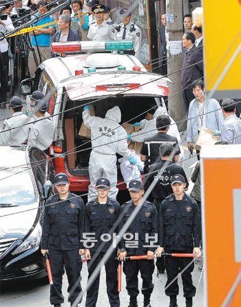 투신현장 조사 23일 오후 서울 종로구 창신동 제일2상호저축은행 본점에서 정구행 행장이 옥상에서 투신자살해 경찰이 시신을 수습하고 있다. 저축은행의 불법·부실대출 등 비리 의혹 수사에 착수한 정부 합동수사단은 이날 오전 해당 은행 본점을 압수수색하고 있었다. 김재명 기자 base@donga.com