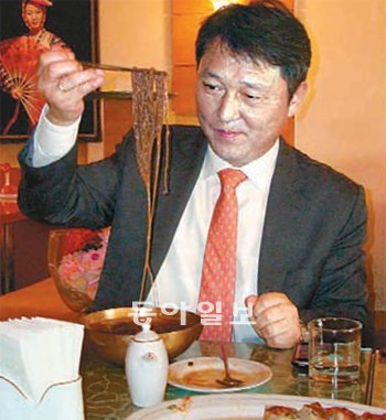 23일 민주당 최재성 의원이 중국 베이징에서 북한이 운영하는 ‘대성산관’에서 식사하고
있다. 베이징=고기정 특파원 koh@donga.com
