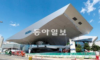 29일 개관하는 BIFF전용관 ‘영화의 전당’ 상징인 빅 루프가 무중력 상태로 떠있는 것처럼 위용을 드러내고 있다. 최재호 기자 choijh92@donga.com