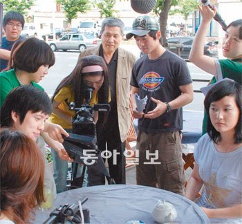 임권택 감독이 동서대 학생들에게 영화제작 과정을 가르치고 있다. 동서대 제공