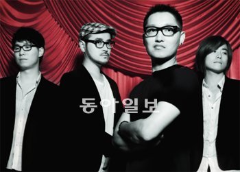 “처음부터 끝까지 들었을 때 감동과 생각거리를 동시에 안겨주는 앨범이 되길 바랍니다.” 오랜만에 7집을 낸 모던록밴드 ‘델리스파이스’. 왼쪽부터 이요한(키보드) 윤준호(베이스) 김민규(보컬) 서상준(드럼). 뮤직커밸 제공·촬영 협조 트릭아트