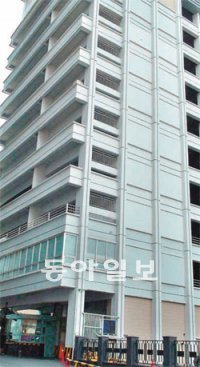 한국은행 직원용 주차장으로 쓰이는 서울 중구 소공동 주차빌딩. 11개 층짜리 주차빌딩의 4개 층을 직원용으로 매입해 쓰고 있다.