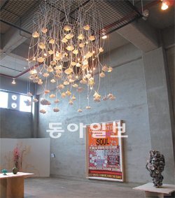 충북 청주시의 옛 청주연초제조창에서 10월 30일까지 열리는 2011청주국제공예비엔날레의 본전시장. ‘유용지물’이란 주제 아래 새로운 공예의 가치를 탐색한 이 행사는 ‘쓸모’를 전제로 하는 공예를 넘어 예술적 공예를 포괄하는 통섭의 미학을 목표로 삼았다. 청주=고미석 기자 mskoh119@donga.com