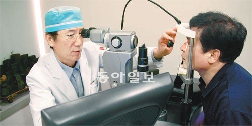 누네안과병원 권오웅 원장이 황반변성 환자에게 신생혈관이 생기는 것을 막기 위한 레이저 치료를 하고 있다. 누네안과병원 제공