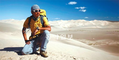고비 사막을 횡단하고 있는 탐험가 남영호. 고비 사막에서도 사구가 밀집된 홍고린엘스 지역에서 모래 언덕들을 바라보고 있다. 이 곳의 사구는 높이가 300∼500m에 이른다. 그는 이 사구들을 걸어서 넘었다. 남영호 씨 제공