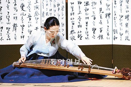 민미란 교수가 가야금을 연주하는 모습.